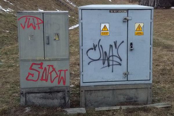 Przykład szpecącego graffiti na urządzeniach.